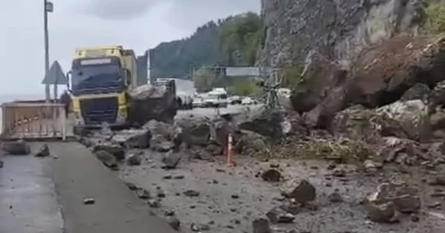 Artvin de Sarp Sınır Kapısı yolunda heyelan Artvin Haberleri