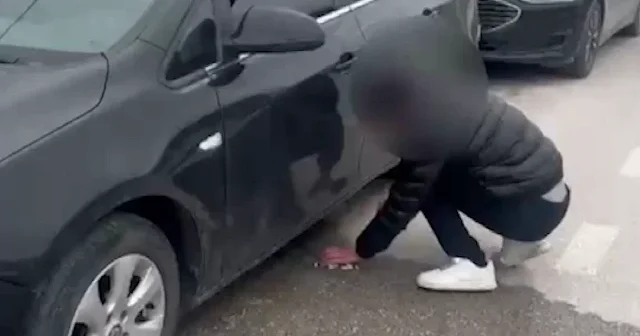 Bursa’da kirleten temizler cezası: Aracından attığı izmaritleri tek tek topladı VİDEO İZLE