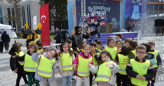 BİLİMFEST Samsun a görkemli açılış Samsun Büyükşehir Belediye Başkanı Halit Doğan: Çocuk ve gençlerin yarının dünyasına en donanımlı şekilde hazırlanması gerektiğine inanıyoruz Samsun Haberleri