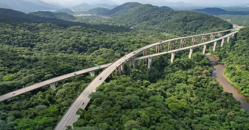 Mühendislik sınırlarını zorlayan yol: Yerden tam 70 metre yukarıda asılı duruyor Sözcü Gazetesi