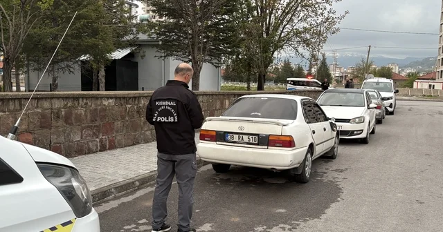 Cinayet şüphelilerinin kaçtıkları otomobil ikametlerinin yakınında bulundu Otomobili park edip, kayıplara karışan şahısları yakalamak için çalışmalar sürüyor Kayseri Haberleri