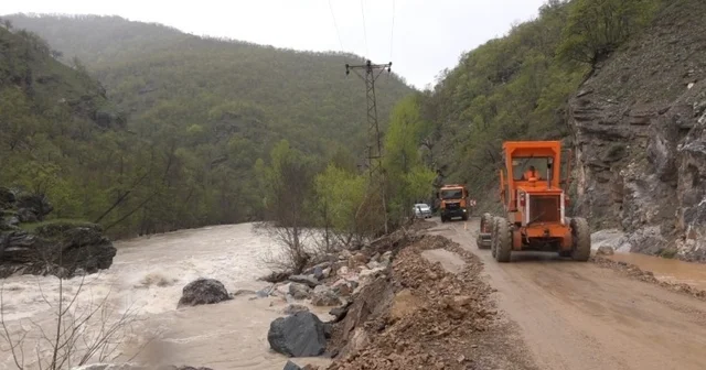 Munzur taşkını sonrası kapanan yol 2 günlük çalışmayla yeniden ulaşıma açıldı Tunceli Haberleri