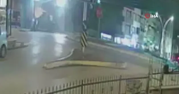 Gece yarısı korkunç kaza: Motosiklet pikaba çarptı, 2 kişi ağır yaralı