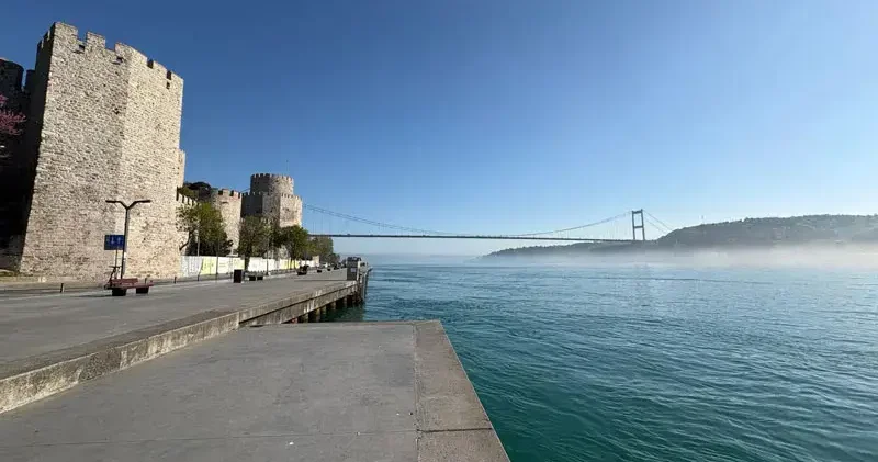 İstanbul da yoğun sis etkili oluyor; Boğaz gemi trafiğine kapatıldı