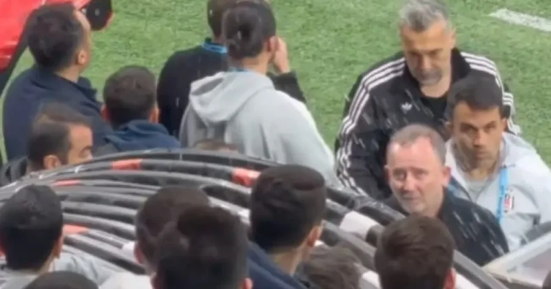 Son düdükle birlikte İstifa sesleri! Taraftarlar Sergen Yalçın a şişe fırlattı