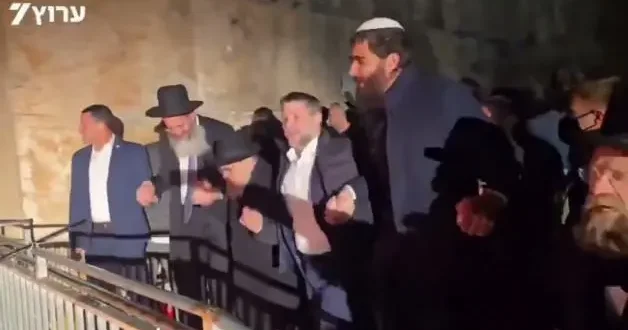 Soykırımcı İsrail Harem i İbrahim Camii yi bastı: Müzik eşliğinde dans ettiler