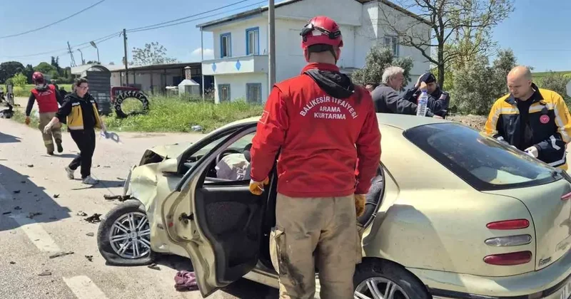 Balıkesir’de otomobiller çarpıştı: 3’ü ağır 6 yaralı