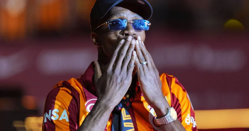 Wilfried Zaha beklenen imzayı atıyor