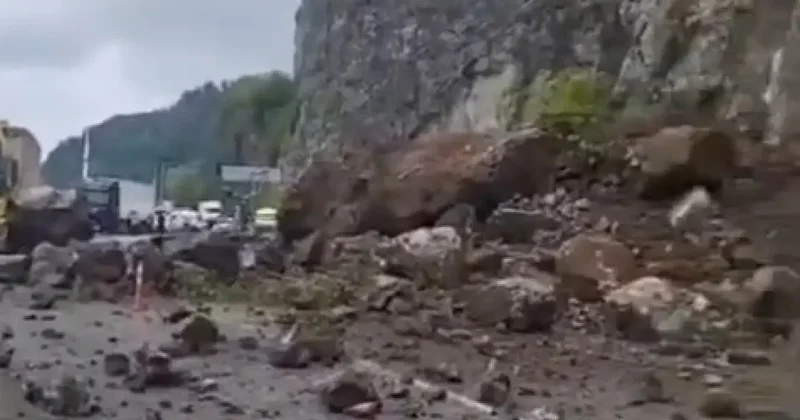 Karadeniz Sahil Yolu nda heyelan! Ulaşıma kapandı