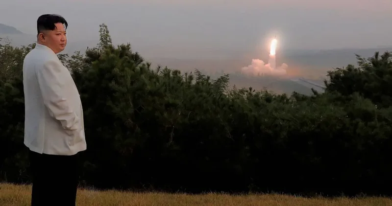 Kuzey Kore’de yeni anayasa dönemi! Nükleer güç Kim Jong un un iki dudağının arasında
