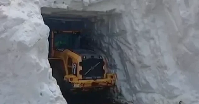 Askeri üs bölgesi yolunda zorlu mücadele: 5 metrelik karı deldiler VİDEO İZLE