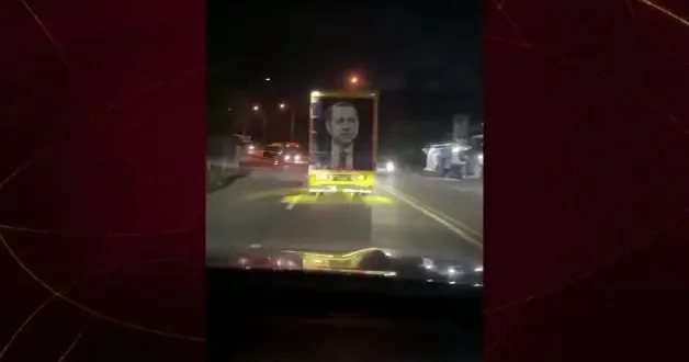 Görüntüler Endonezya’dan! Kamyonun arkasında Cumhurbaşkanı Erdoğan portresi!