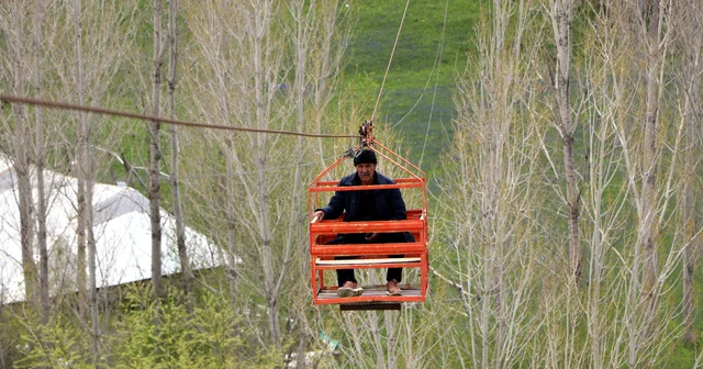 Karadeniz de gördü, Van da uyguladı; teleferik sistemi ile bahçesine 40 dakika yerine 40 saniyede ulaşıyor Van Haberleri