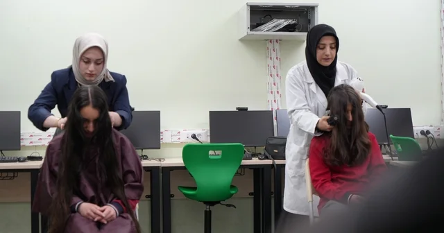 Bayburt ta meslek öğrenen eller küçük öğrenciler için makas tuttu Bayburt Haberleri