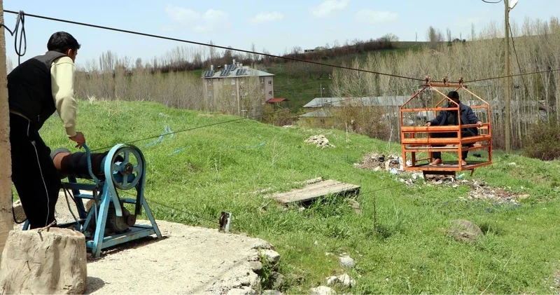 Komşular tarlasına giden yolu kesen çiftçi deli buluşuyla 40 dakikalık yolu 40 saniyeye indirdi