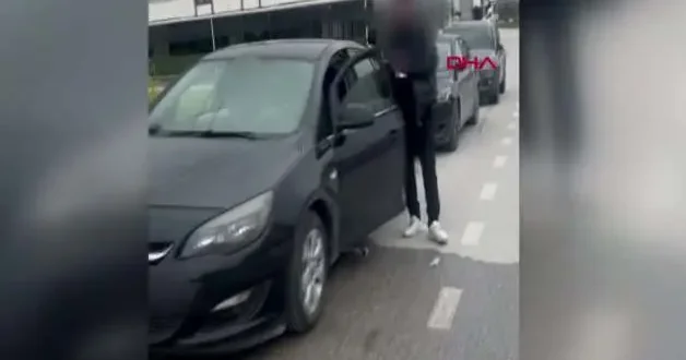 Yere attığı izmaritleri zabıtayı görünce tek tek topladı