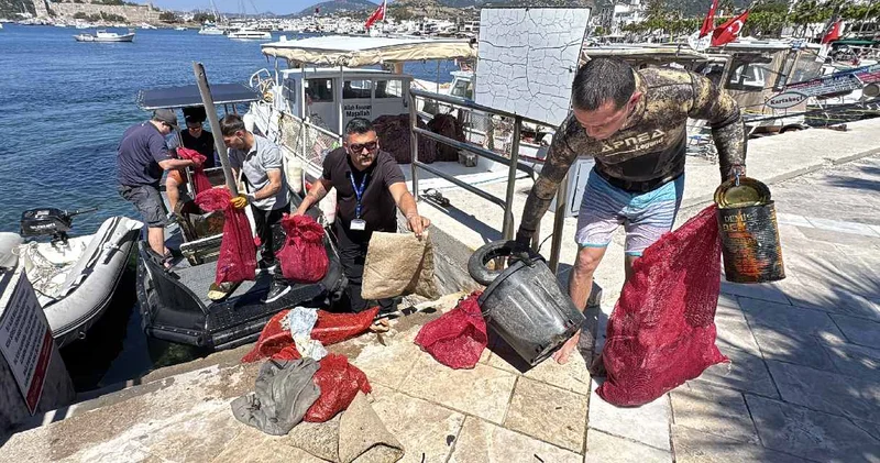 Kumbahçe Sahili nden başladılar: Deniz dibinden 250 kilo çıkarıldı