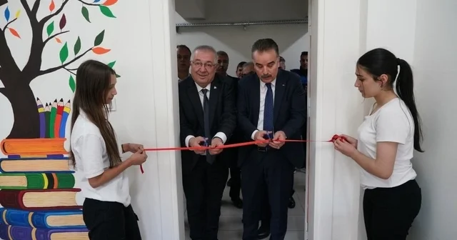 Edremit te eğitime kütüphane desteği Zeytinli Ortaokulu nda açılış heyecanı Balıkesir Haberleri