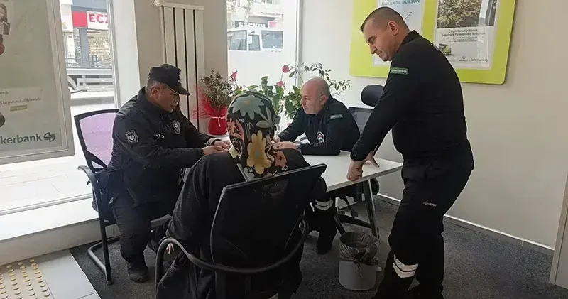 Emekliyi, dolandırılmaktan güvenlik görevlileri ve polisler kurtardı