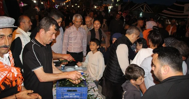 Çocukluğunda yediği salatalığı unutamayan muhtar 1 ton salatalık dağıttı Antalya Haberleri