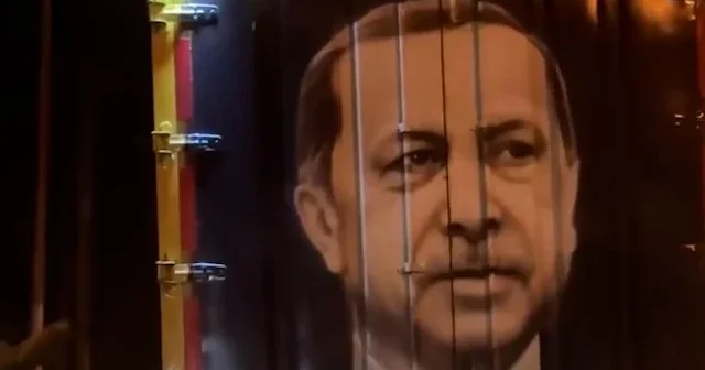 TIR’ın arkasına Cumhurbaşkanı Erdoğan’ın fotoğrafını resmetti: Sumutra’da sürpriz portre dikkat çekti VİDEO İZLE