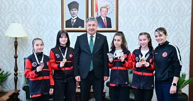 Vali Yılmaz, sporcu Gülsena Karakuyulu ve öğrencilerini makamında ağırladı Eskişehir Haberleri