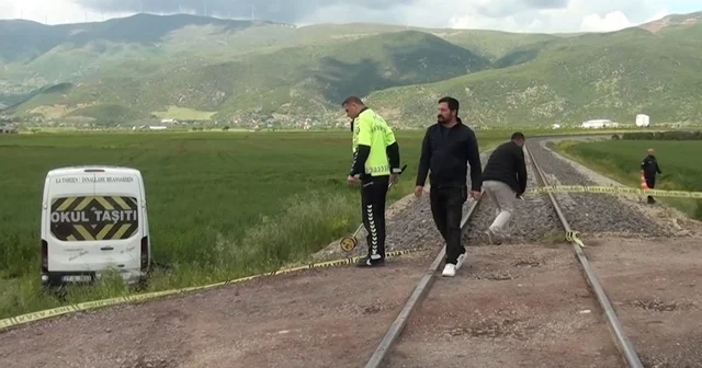Gaziantep te öğrenci servisine tren çarptı: 13 öğrenci hafif yaralandı Gaziantep Haberleri