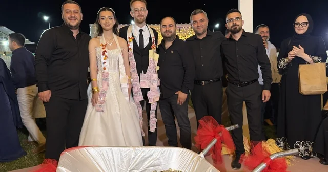 Damadın arkadaşlarından ilginç düğün takısı: 10 bin TL lik madeni parayı el arabasıyla getirdiler Tokat Haberleri