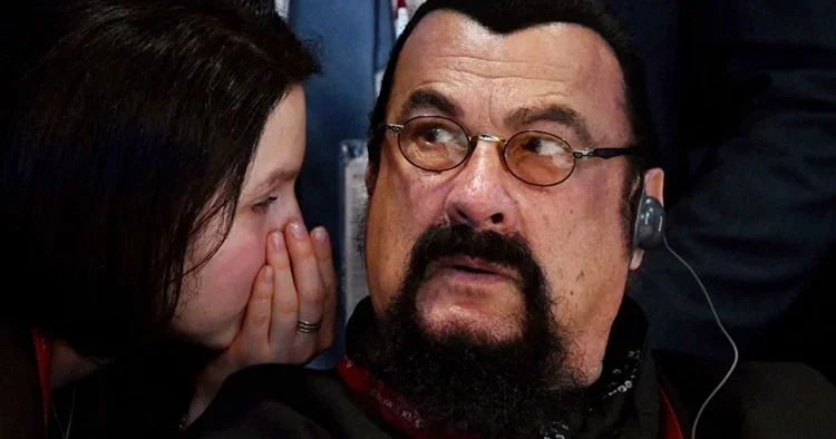 Film setlerinde taciz etmediği kimse kalmamıştı...Eski oyuncu saçını da sakalını da boyadı... Ekonomi forumunda ortaya çıktı