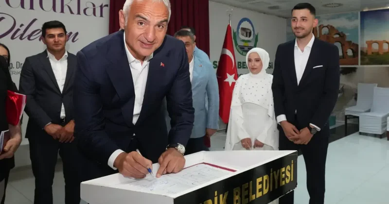 Bakan Ersoy genç çiftin nikah şahidi oldu