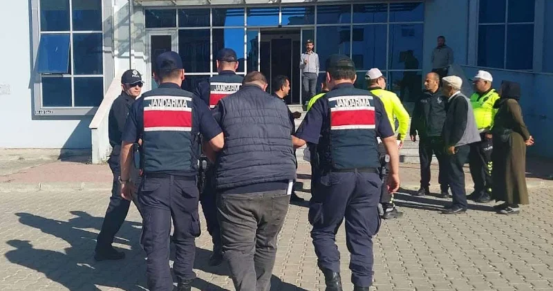 Edirne de durdurulan taksiden 4 kaçak göçmen çıktı Edirne Haberleri