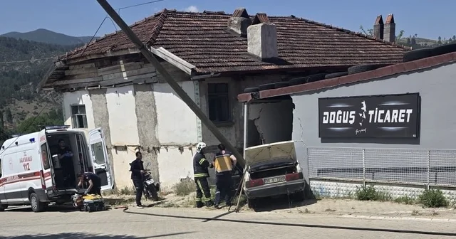 Deponun duvarına çarpan otomobildeki yaşlı karı koca hayatını kaybetti Denizli Haberleri