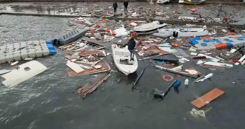 Tuzla da fırtınadan geriye kalan batık tekneler temizleniyor