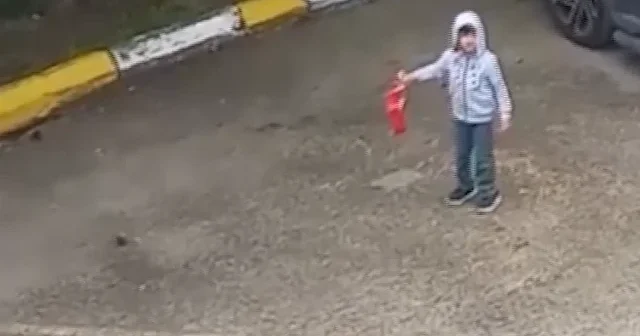 Balkondan gördü kayıtsız kalmadı: Minik Miraç ın bayrak sevgisi izleyenleri duygulandırdı VİDEO İZLE