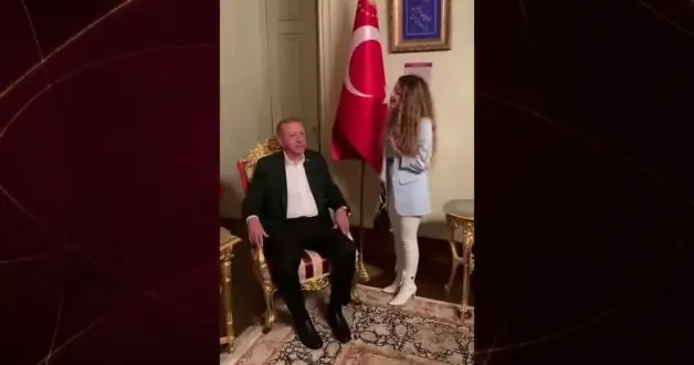 Şarkıcı Pınar Sürer Cumhurbaşkanı Erdoğan’a şarkı söylediği anları paylaştı