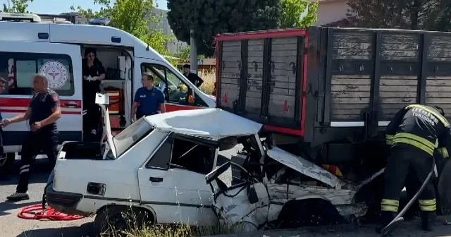 Çorlu da kaza yapan araç kamyonun altına girdi VİDEO İZLE