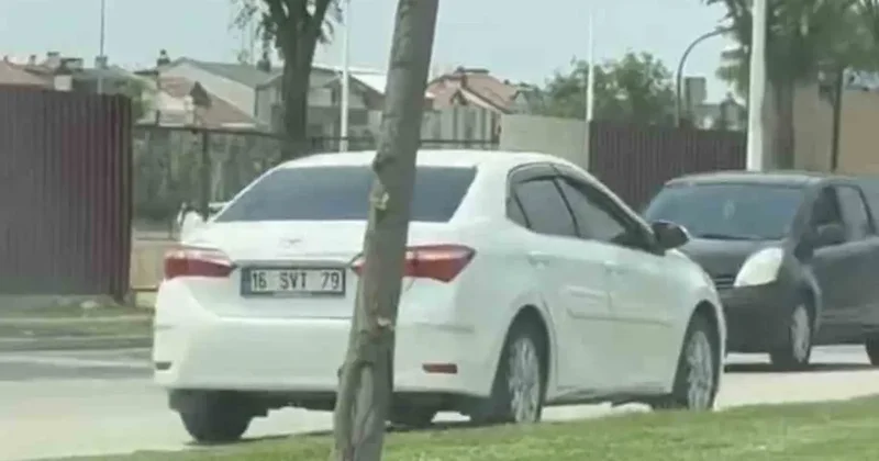 Ters şeritten giden otomobil, trafiği böyle kilitledi