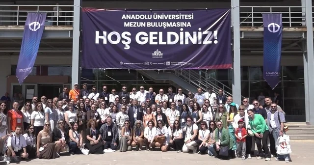 Bir araya gelen Anadolu Üniversitesi mezunları hasret giderdi Anadolu Üniversitesi Mezunlar Buluşması gerçekleştirildi Eskişehir Haberleri