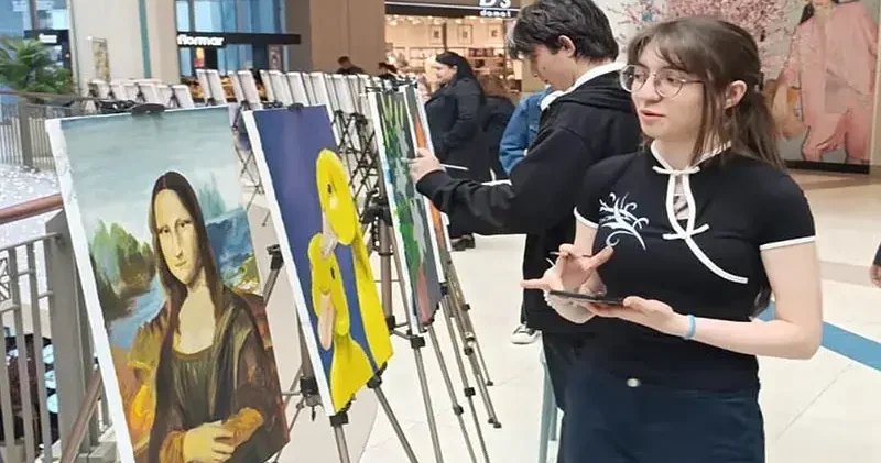 Atık yağları boyaya dönüştürüp, yaptıkları tabloları sergilediler