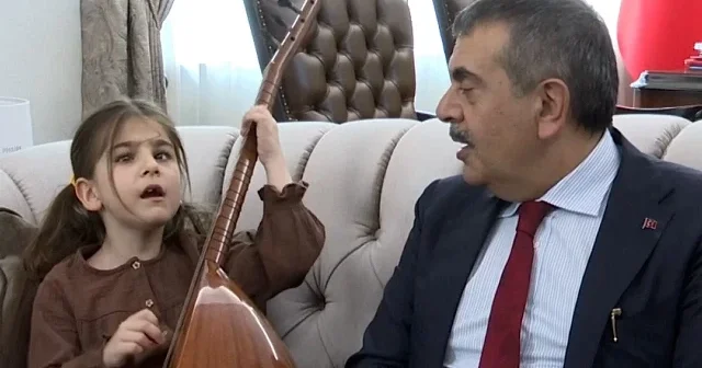 Bakan Tekin ve görme engelli Nil den türkü performansı VİDEO İZLE