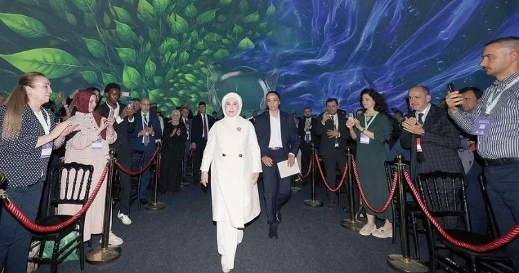 Emine Erdoğan: ‘Kullan at anlayışı değerleri tüketiyor’