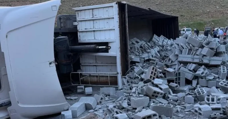 Siirt Eruh karayolunda kontrolden çıkan tır devrildi: Sürücü ağır yaralandı