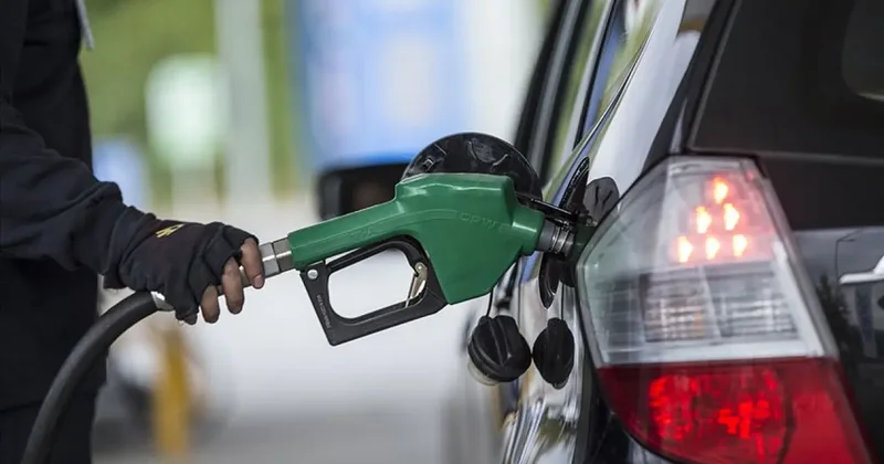 Petrol fiyatları geriledi: Beklenen indirim pompaya yansıdı
