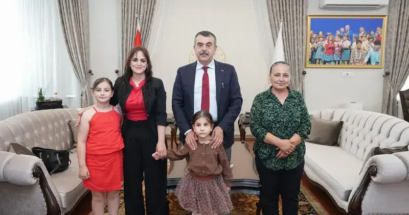 Müzik tutkunu görme engelli Nil, Bakan Tekin i ziyaret etti