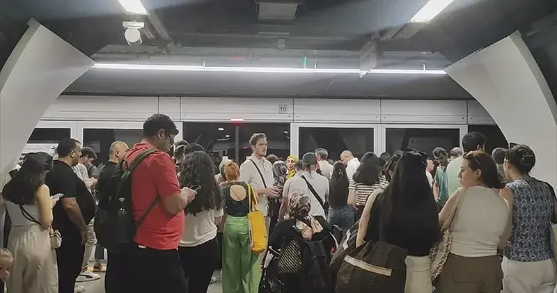 Mahmutbey Metro Hattı nda teknik arıza; istasyonlarda yoğunluk oluştu