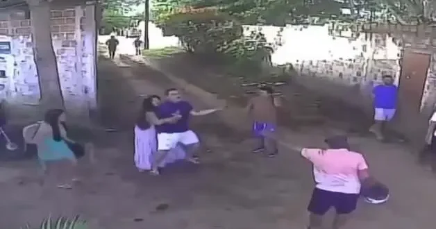 Brezilya da kavgayı ayırmak isteyen genci sırtından bıçaklayıp kutlama yaptı