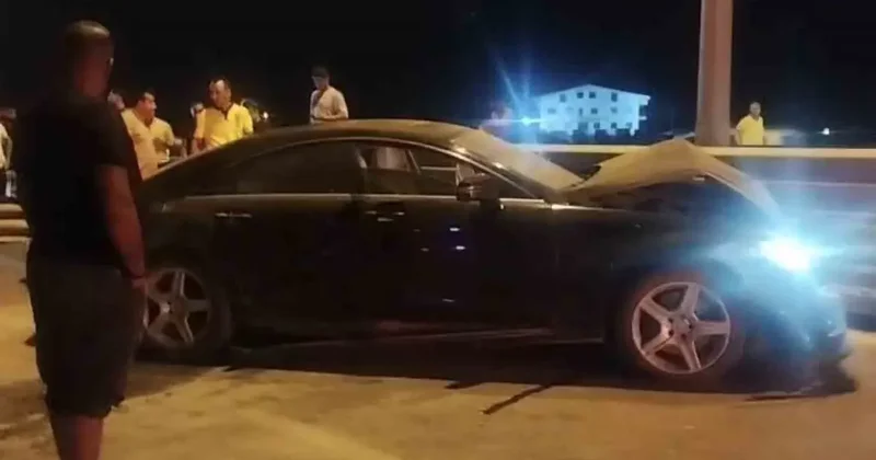 Alkollü sürücü bariyerlere çarptı, köprülü kavşak trafiğe kapandı