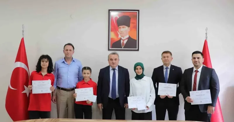 Türkiye derecesi elde eden öğrencilere başarı belgeleri verildi