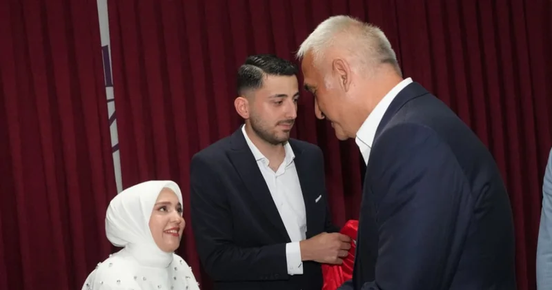 Bakan Mehmet Nuri Ersoy dan yeni evlenen çiftlere sürpriz