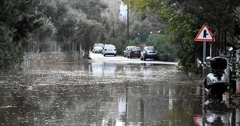 Niğde de etkili olan yağışın ardından 3 araç sele kapıldı